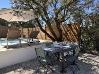 Le Ch&ecirc;ne Vert - Jardin avec terrasse et piscine &copy; Le Ch&ecirc;ne Vert