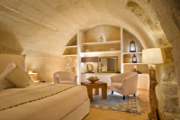 Hôtel - Chambre avec voûtes en pierre © Château de Pondres