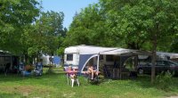 Camping le Garanel - emplacement pour camping car avec terrain ombragé © Camping le Garanel