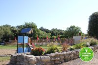 Les Chênes - Camping_Junas - Aire de jeux pour enfants, verdure et ombragée © Les Chênes - Camping_Junas