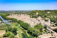 Pont Romain de Sommi&egrave;res - Vue a&eacute;rienne sur le pont romain et la cit&eacute; m&eacute;di&eacute;vale. &copy; Florian Caravella