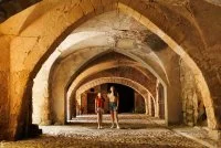 Cit&eacute; m&eacute;di&eacute;vale_Sommi&egrave;res - Sous les arcades &copy; Alexandre Mazzocco