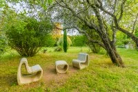 Jardin de l'Aube_Villevieille - Bancs &agrave; l'ombre des arbres &copy; Alexandre Mazzocco