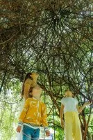 Jardin de l'Aube_Villevieille - Enfants sous la gloriette &copy; Alexandre Mazzocco
