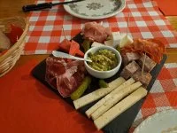 La Guinguette du Ch&acirc;teau_Saint-Cl&eacute;ment - Planche charcuterie de la guinguette &copy; OTPS