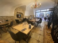 La Maison d'Avignon restaurant - Salle intérieure du restaurant et vue sur patio. Le charme de la pierre apparente. © La Maison d'Avignon