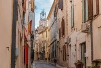 Grand rue vers Mairie de Calvisson