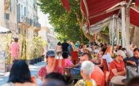March&eacute; de Sommi&egrave;res - caf&eacute;s sur les quais