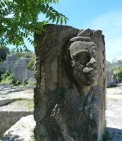 Sculpture en pierre Carri&egrave;res - Junas