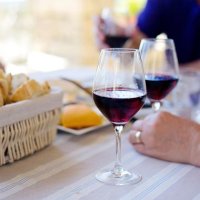 Verre de vin à table terroir